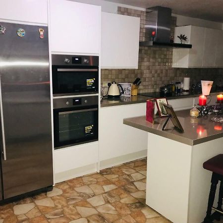 Modern Cosy Room With Private Bathroom Гарроу Екстер'єр фото