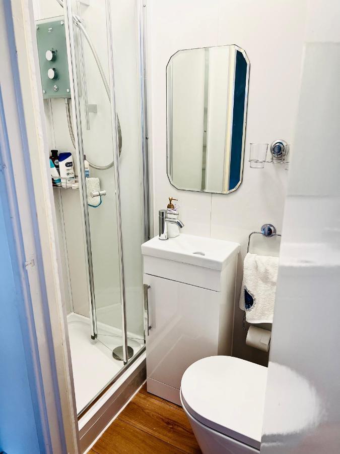 Modern Cosy Room With Private Bathroom Гарроу Екстер'єр фото
