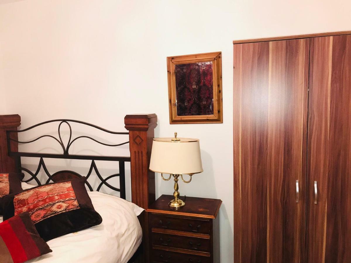 Modern Cosy Room With Private Bathroom Гарроу Екстер'єр фото
