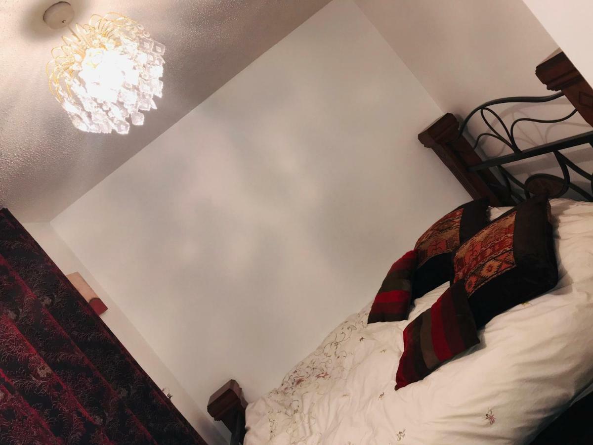 Modern Cosy Room With Private Bathroom Гарроу Екстер'єр фото