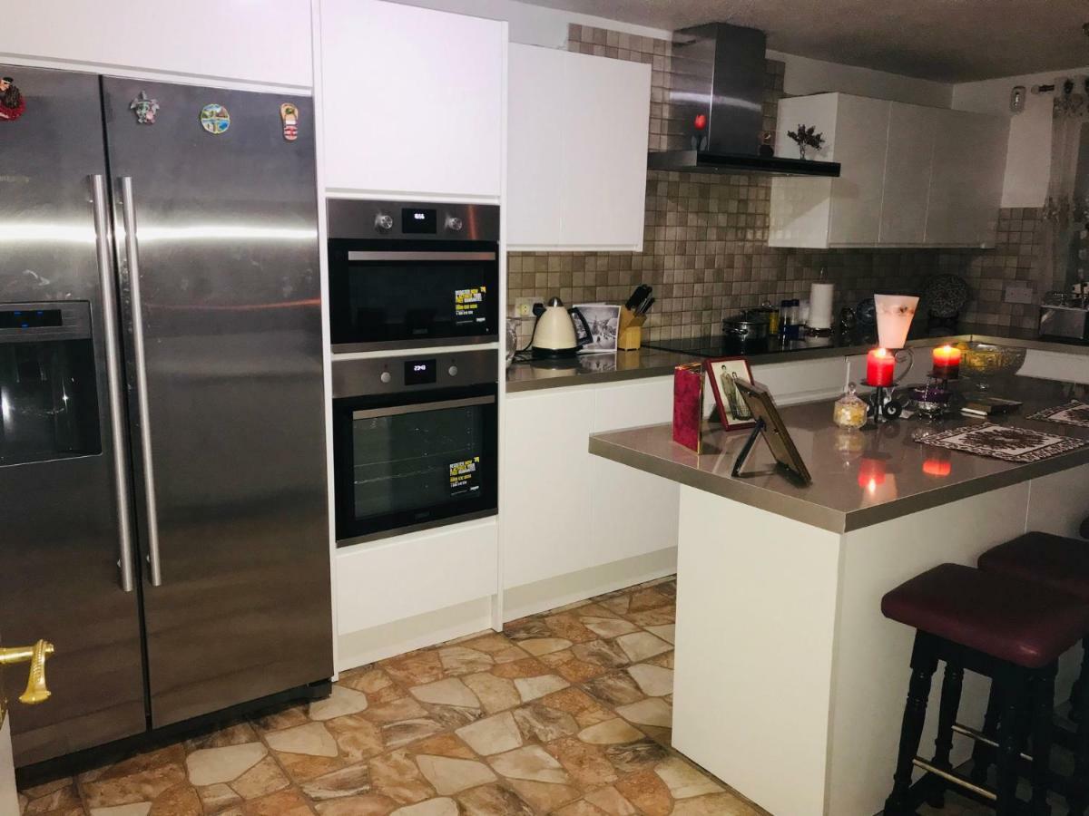 Modern Cosy Room With Private Bathroom Гарроу Екстер'єр фото